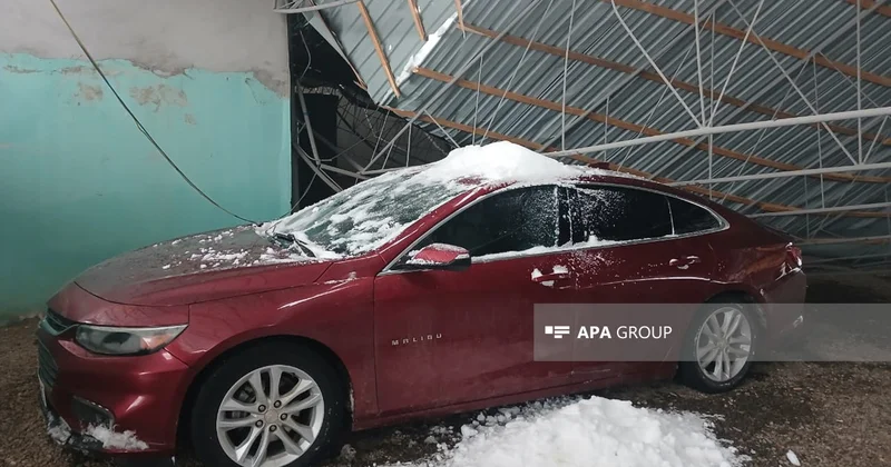 Qazaxda güclü qar səbəbindən evin talvarı çöküb, avtomobillər əzilib FOTO