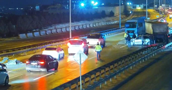 Buzlu yol qəzaya səbəb oldu Kənar dairəvi yolunda sıxlıq yarandı FOTOLAR