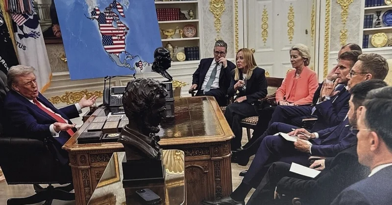 Трамп показал личную переписку с Макроном ФОТО