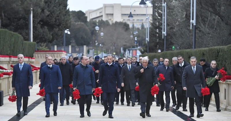 Rəqəmsal İnkişaf və Nəqliyyat Nazirliyinin kollektivi Şəhidlər xiyabanında...