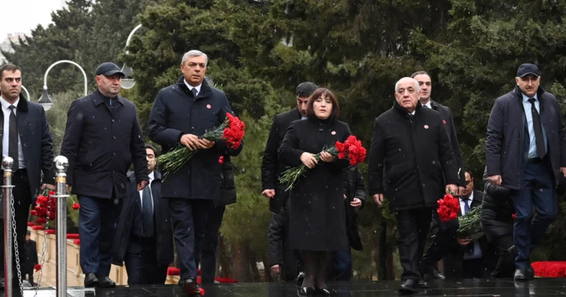 Официальные лица Азербайджана посетили Аллею шехидов фото