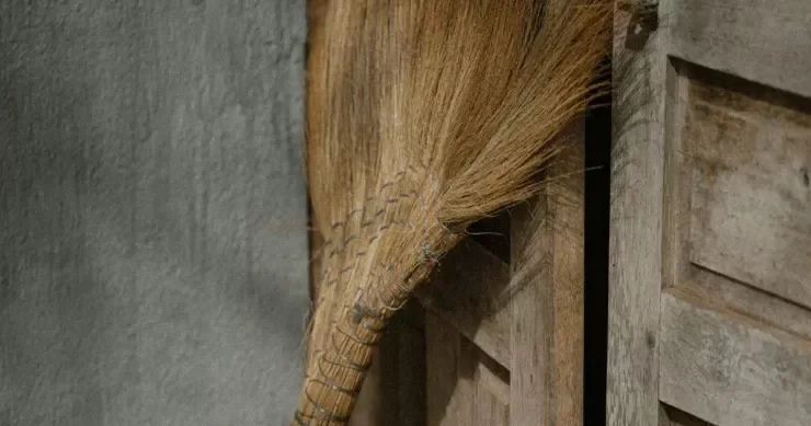 Süpürgəni burada saxlamayın: evinizdə uğursuzluğu “cəlb edən” 3 təhlükəli yer