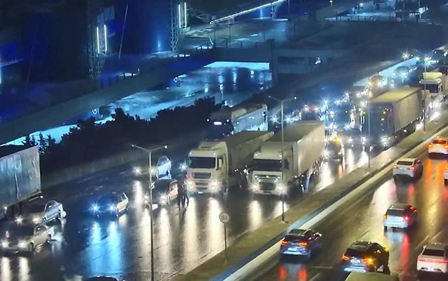 Bakıda buza görə bu yol bağlandı