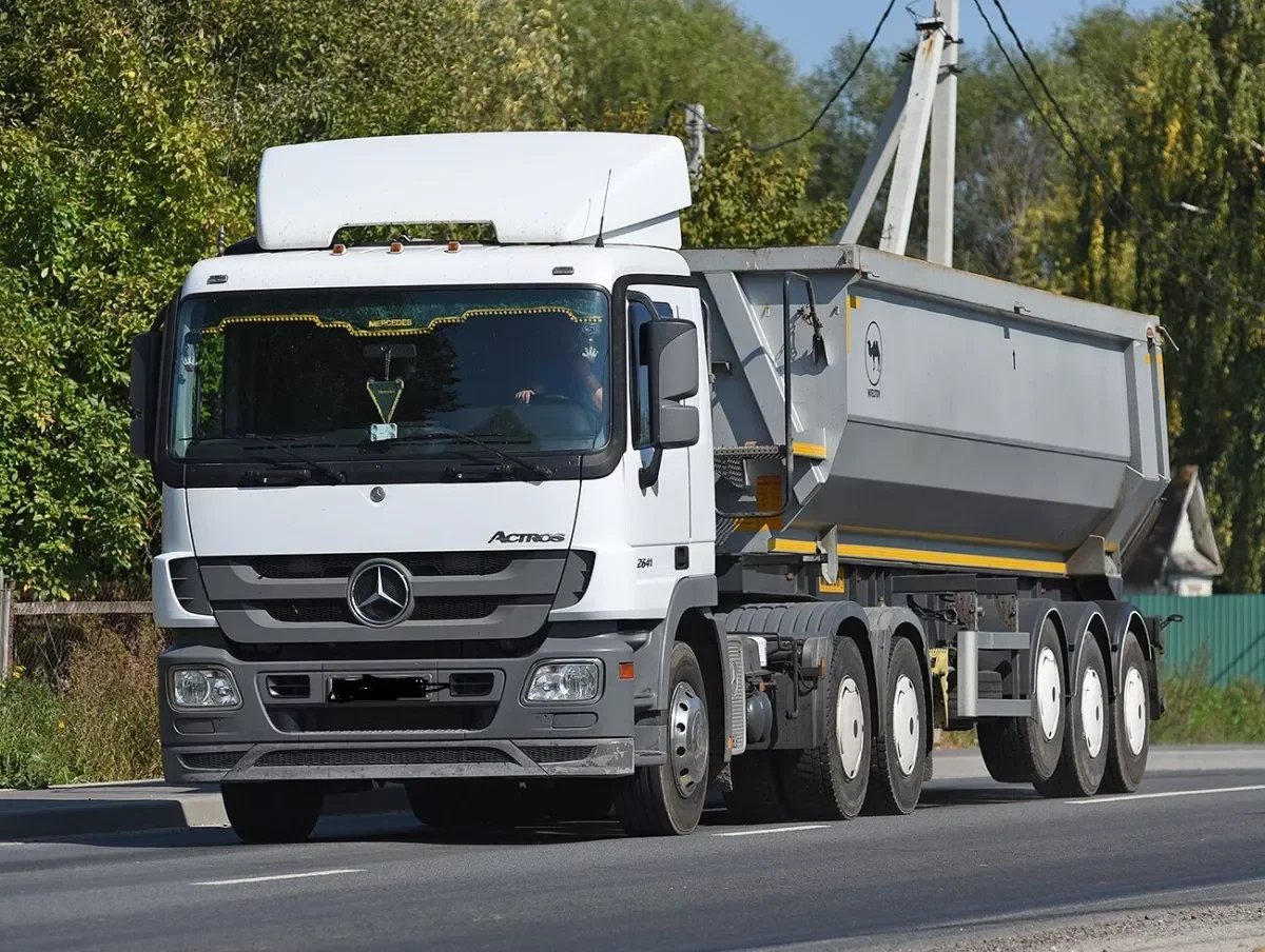 В Локбатане Actros врезался в легковушку: погибли муж и жена