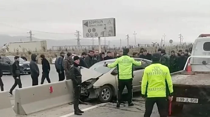 Bakı Şamaxı şosesində qəza: “Prius” beton arakəsməyə çırpıldı VİDEO