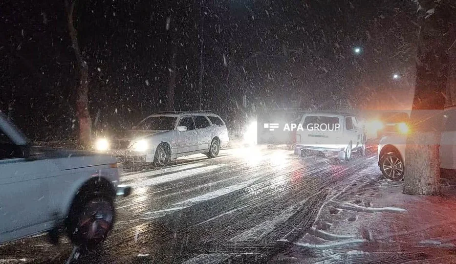 Göygöl Toğanalı Kəlbəcər yolunda qar səbəbindən avtomobilərin hərəkətində çətinlik yaranıb FOTO