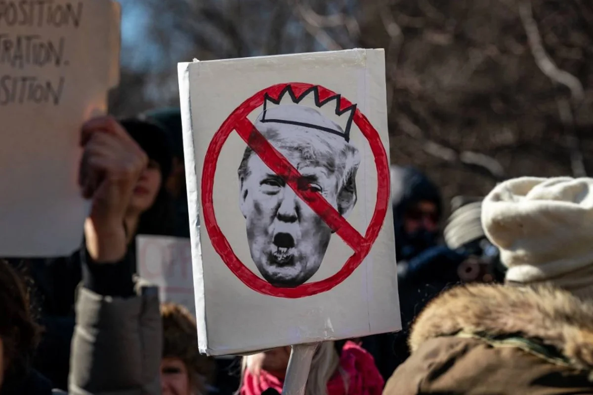 В США взорвались митинги против Трампа и его политики видео