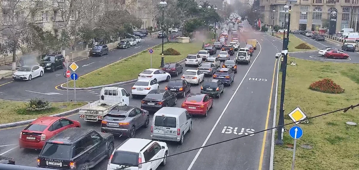 Bakıda sıxlıq olan yollar SİYAHI