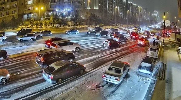 Bakıda sürücü işıqforu aşırdı VİDEO KONKRET