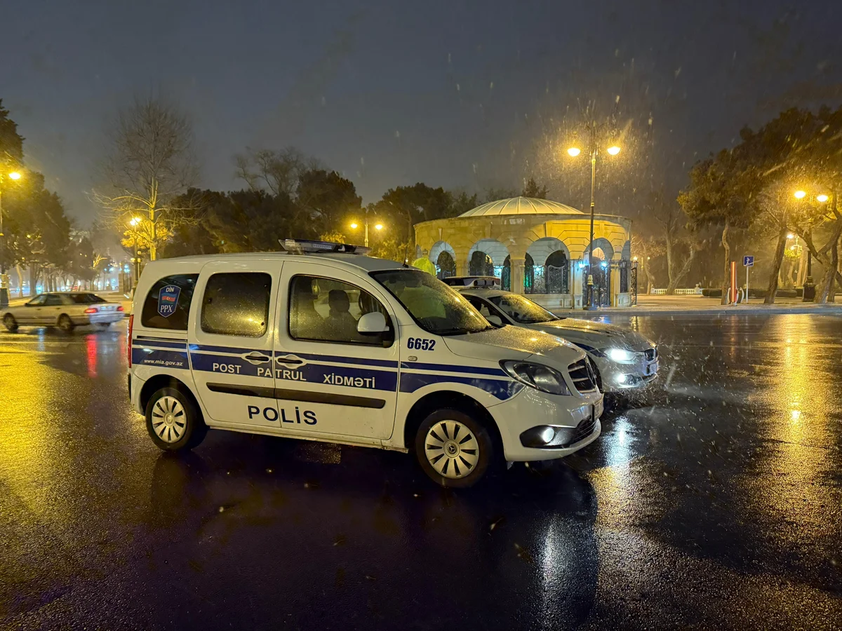 Hərəkətin intensiv olduğu küçə və prospektlərdə əlavə polis naryadları cəlb edilib FOTO FOTO