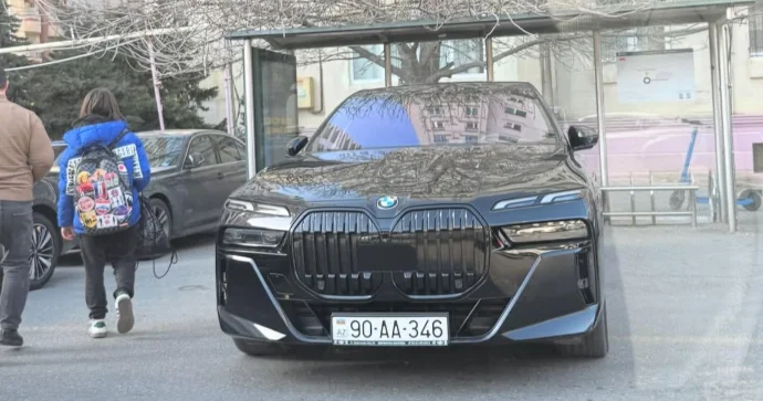 “BMW”ni avtobus dayanacağının içində park edən sürücü 90 AA 346 FOTO