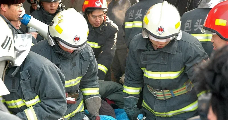 В Китае автомобиль с пожарными сорвался с обрыва, погибли шесть человек