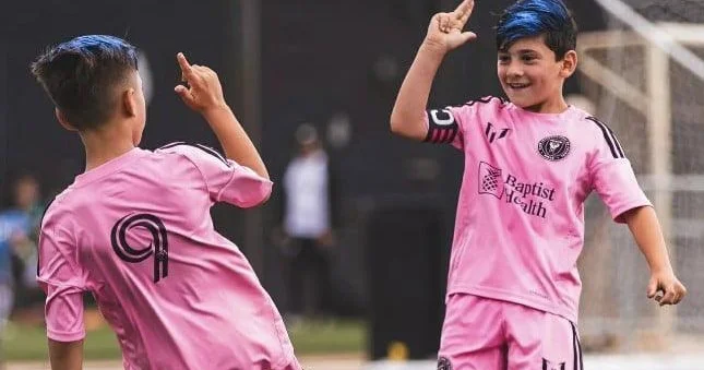 Messi və Suaresin övladlarının qol sevinci gündəm oldu Şəkil