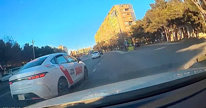 Zolağa baxmadan manevr edən sürücü qəza təhlükəsi yaratdı VİDEO