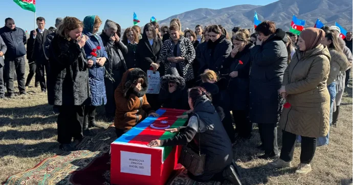 34 ildən sonra kimliyi müəyyənləşdirilən üç itkin şəhid dəfn olundu YENİLƏNİB