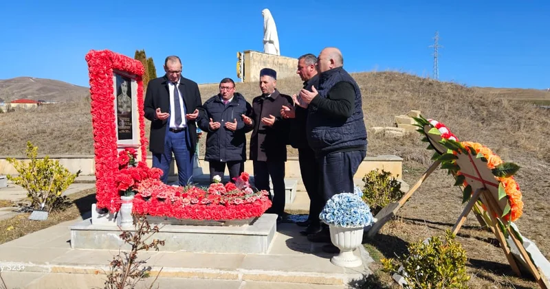 Gədəbəydə şəhidin məzarı ziyarət olunub FOTOLAR
