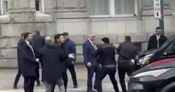 Посольство: Протестующие пытались атаковать автомобиль президента Minval Politika