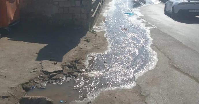 Binəqədidə kanalizasiya suyu yola axdı; qurum hərəkətə keçdi FOTO