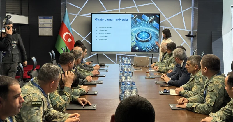 Rabitə ixtisaslı zabitlərə peyk rabitəsi və kosmik texnologiyaların tətbiqi imkanları təqdim olunub