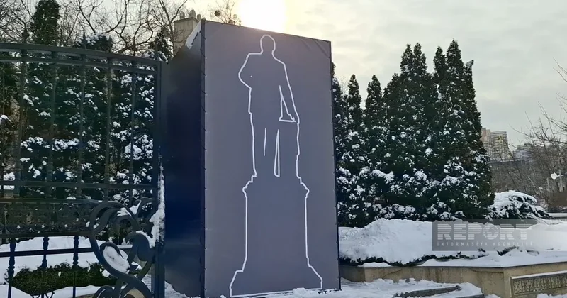 В Киеве и Ирпени сооружены укрытия для азербайджанских памятников на фоне авиаугроз
