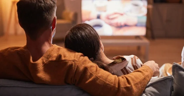 Kişilər romantik filmləri niyə gizlicə sevir?