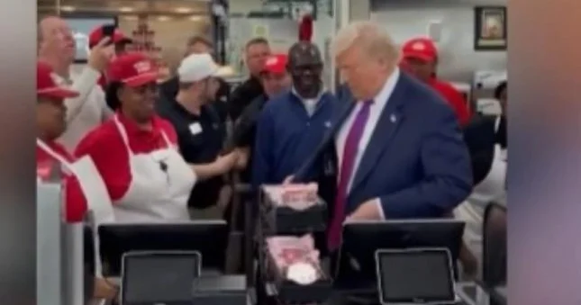 Tramp “fast food” restoranına gedib və qamburger alıb