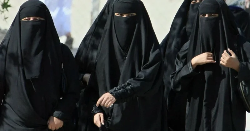 Bakıda ŞOK: çadralı qadınlar əllərində bıçaq və ülgüclərlə mağazaya basqın etdilər ÖZƏL