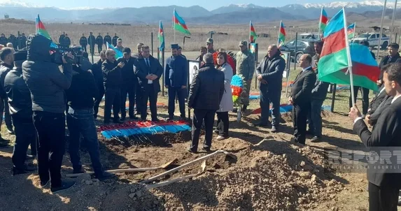 33 il itkin kimi qeydiyyatda olan şəhid Zibeydə Əhmədova Xocalıda dəfn edilib