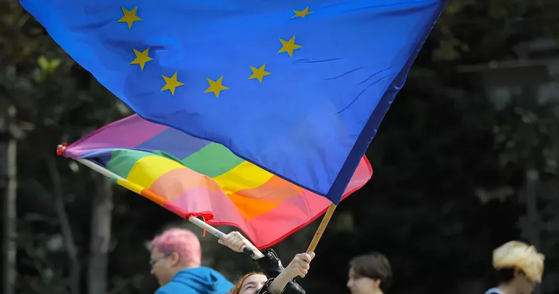 Еврокомиссия потребовала от Украины признать однополые пары