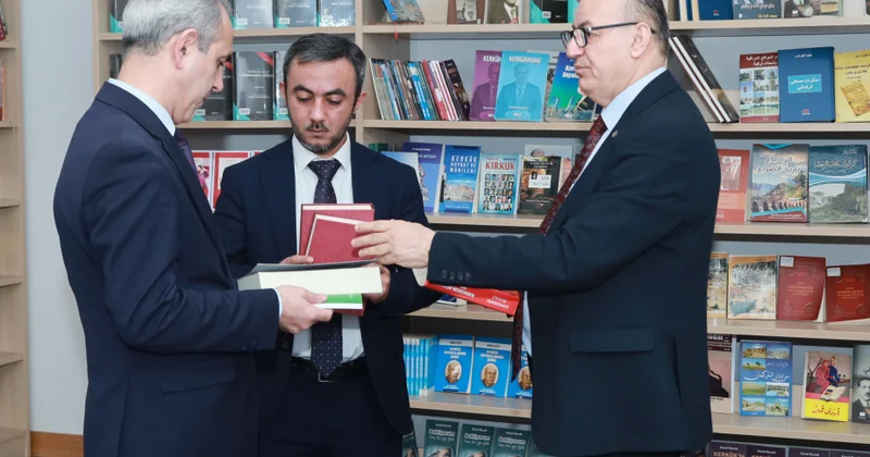MEK in “İraq türkman kitabxanası” guşəsinə yeni kitablar hədiyyə edilib