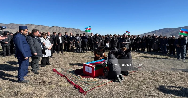 Xocalı soyqırımında itkin düşən qadının qalıqları dəfn edilib FOTO