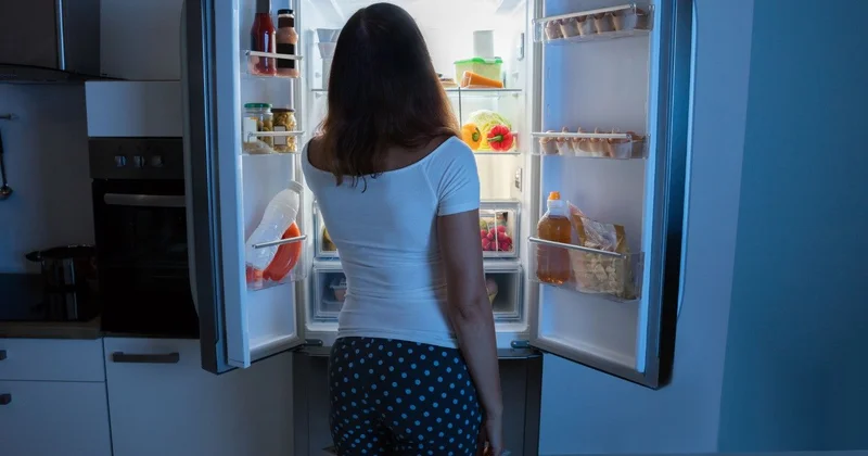 Niyə gecə yağlı, şirin yemək istəyirik? 5 səbəb