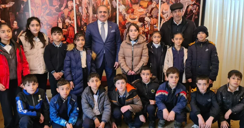 Akademik Rafael Hüseynov Dəyirmanlı kənd tam orta məktəbinin şagirdləri ilə görüşüb