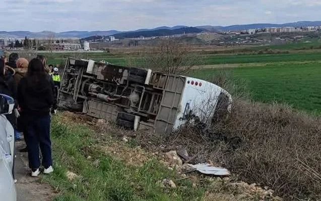 Şagirdləri daşıyan servis avtobusu aşdı: 27 yaralı var FOTOLAR