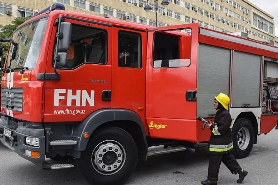 Xırdalanda yaşayış binasında yanğın başladı