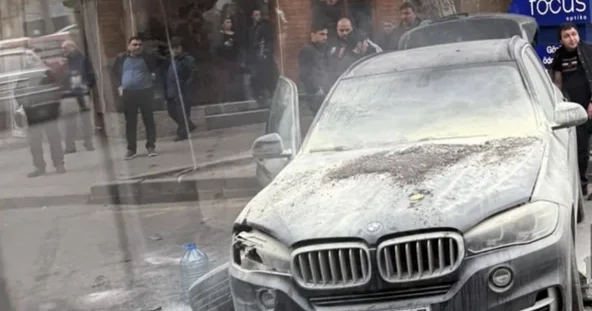 В Баку сгорел автомобиль BMW после столкновения с Audi