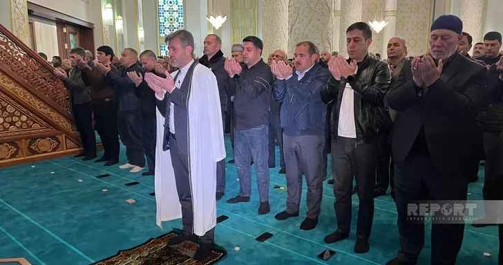 В Нахчыване тысячи верующих совершили праздничный намаз