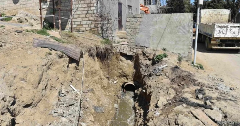 Bu ərazidə kanalizasiya çökdü, evləri su basdı