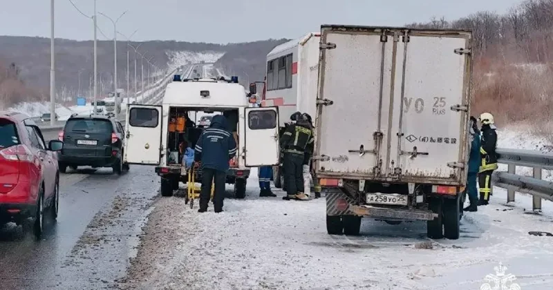 Цепная авария: 25 автомобилей столкнулись на трассе в России