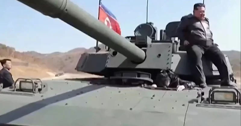 Ким Чен Ын вместе с дочерью прокатился на танке ВИДЕО