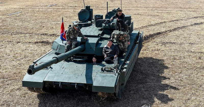 Kim Çen İn qızı ilə birgə tank sürdü FOTO