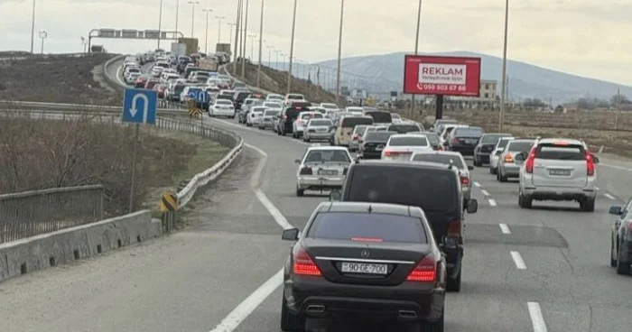 Bakıdan rayonlara axın Yollarda tıxac yarandı