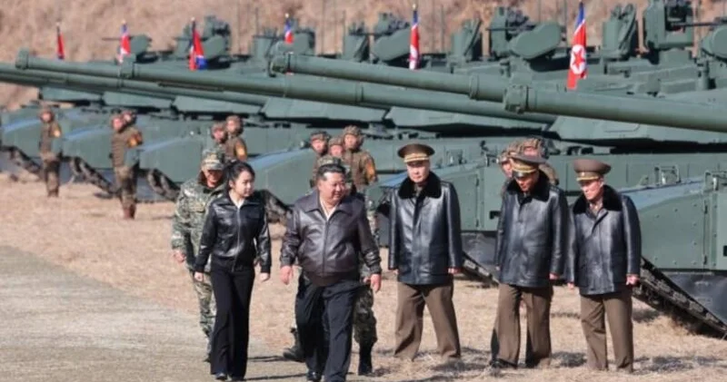 Kim Çen In yeni hərbi texnikanı sınaqdan keçirdi Qızı ilə birlikdə