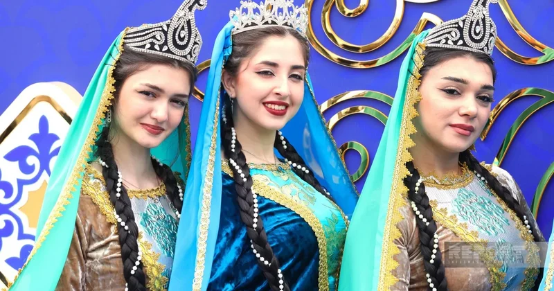 Жители Баку отмечают праздник Новруз ФОТОРЕПОРТАЖ