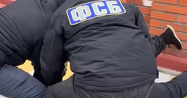 Rus məmurun maşınına bomba qoymaq istədi, amma...