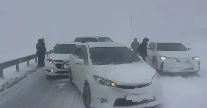 Сотни человек освободили из снежного плена в России Видео