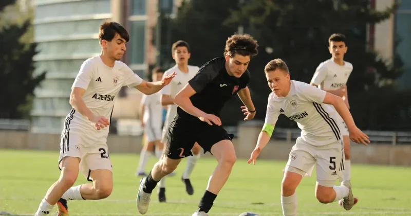 AFFA oyununda hakim səhvən futbolçunu qovdu və meydançaya qaytardı