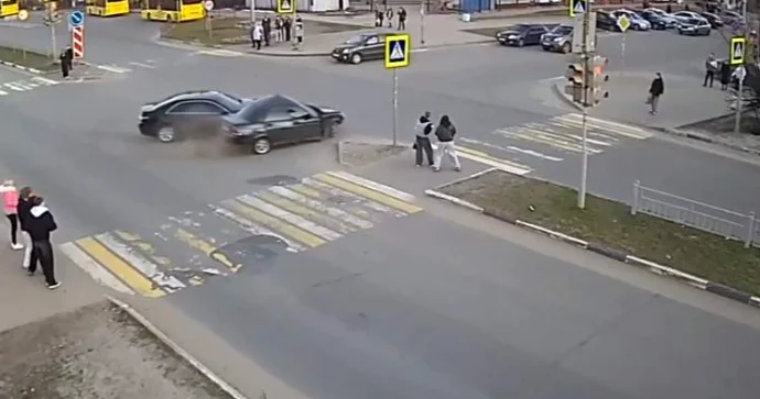 Qırmızıdan keçən sürücü qəza törətdi; piyadalar ölümdən son anda qurtuldular VİDEO