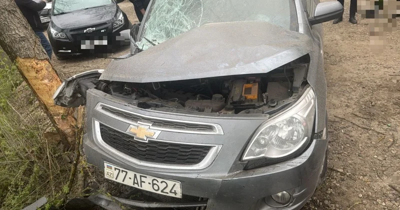 Qubada QƏZA: Avtomobil ağaca çırpıldı