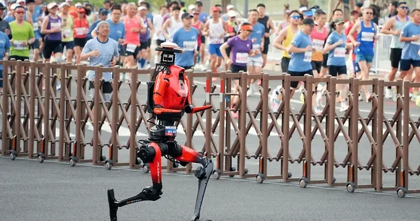 Çinli robot dünya rekordçusuna nisbətən daha sürətli yarım marafon qaçdı